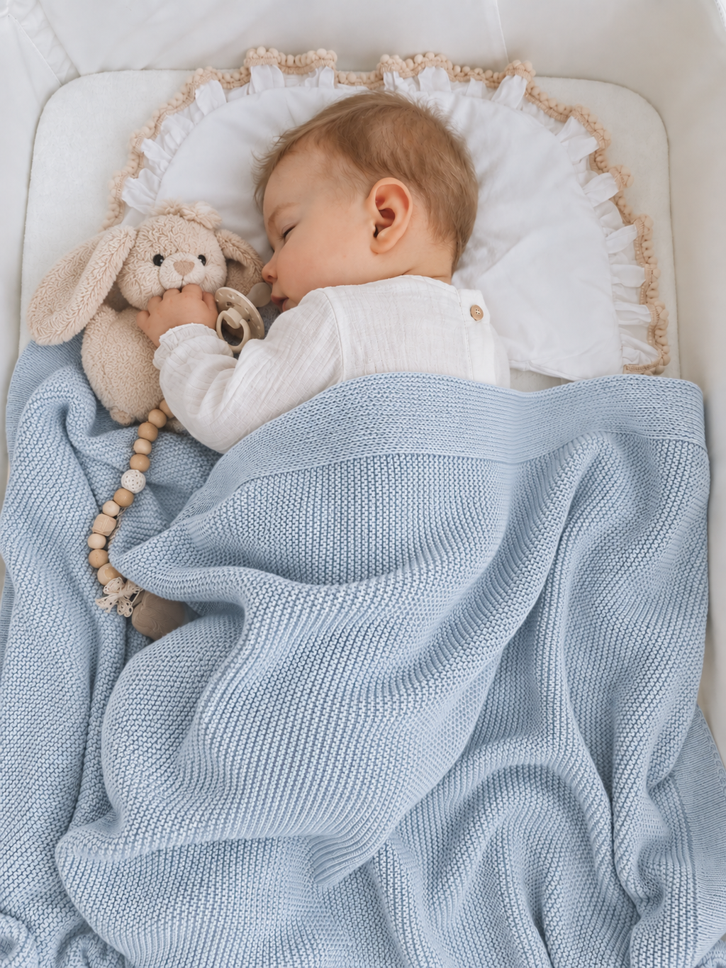 Neonato nella culla con Copertina Monaco French azzurra