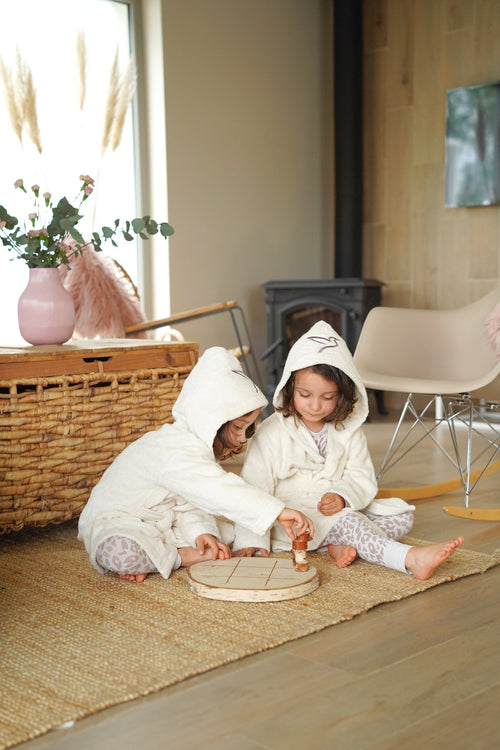 Bambino con accappatoio con cappuccio dopo il bagnetto
