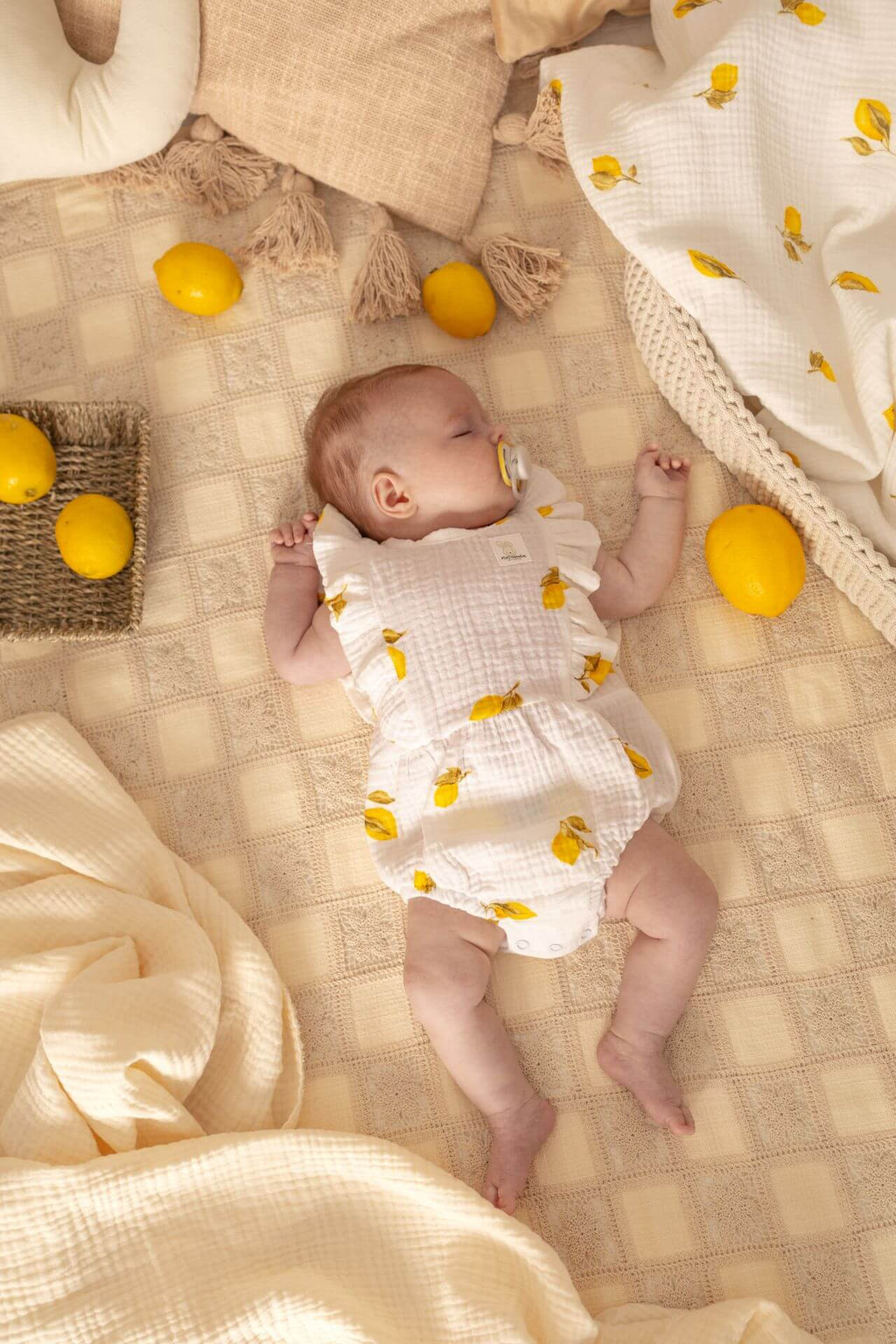 Tutina estiva in mussola frutti del sole - limoni, con volant 68 cm