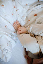 Neonato con pantalone Sky Stars in 100% cotone organico

