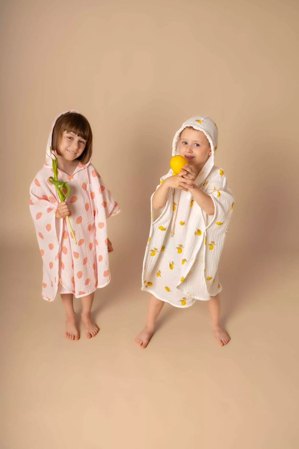 Poncho in mussola con cappuccio -limoni