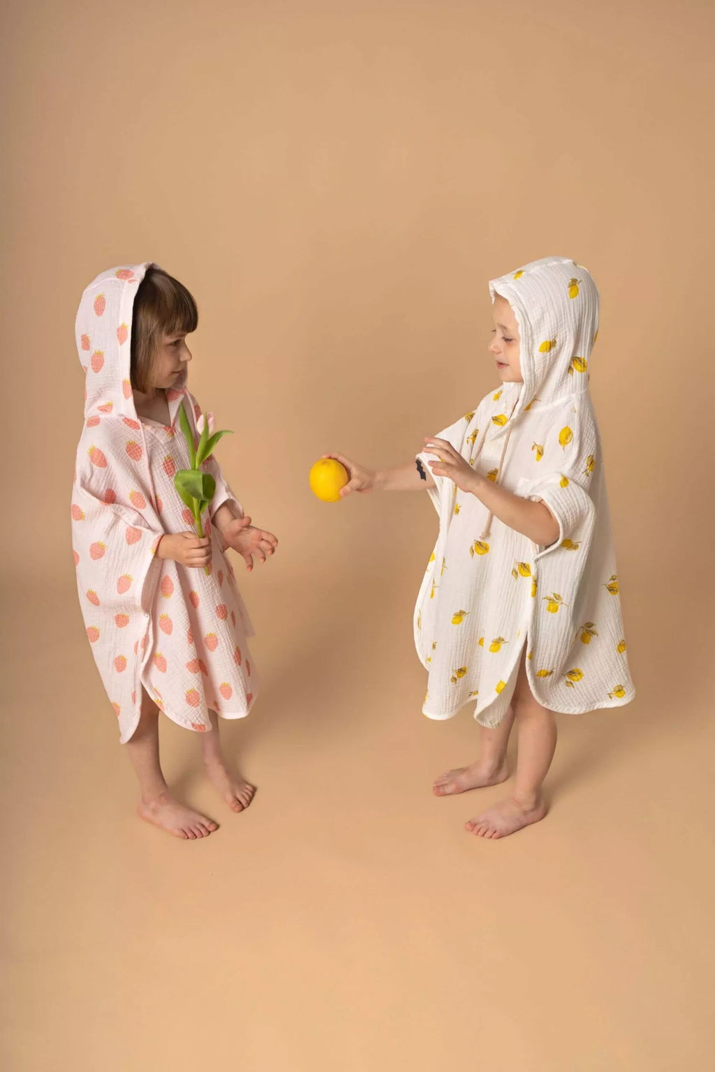 Poncho in mussola con cappuccio -limoni