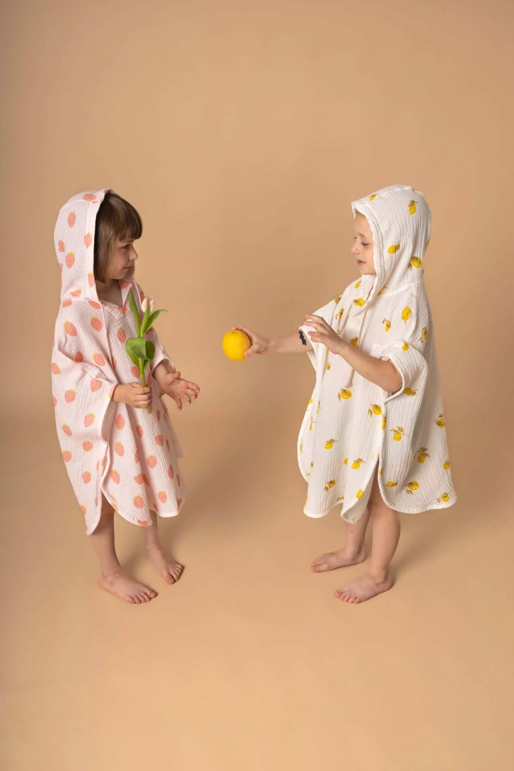 Poncho in mussola con cappuccio -limoni