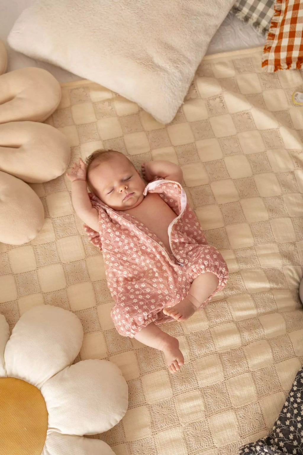 Tutina estiva ricamata con i fiori e volant 56 cm