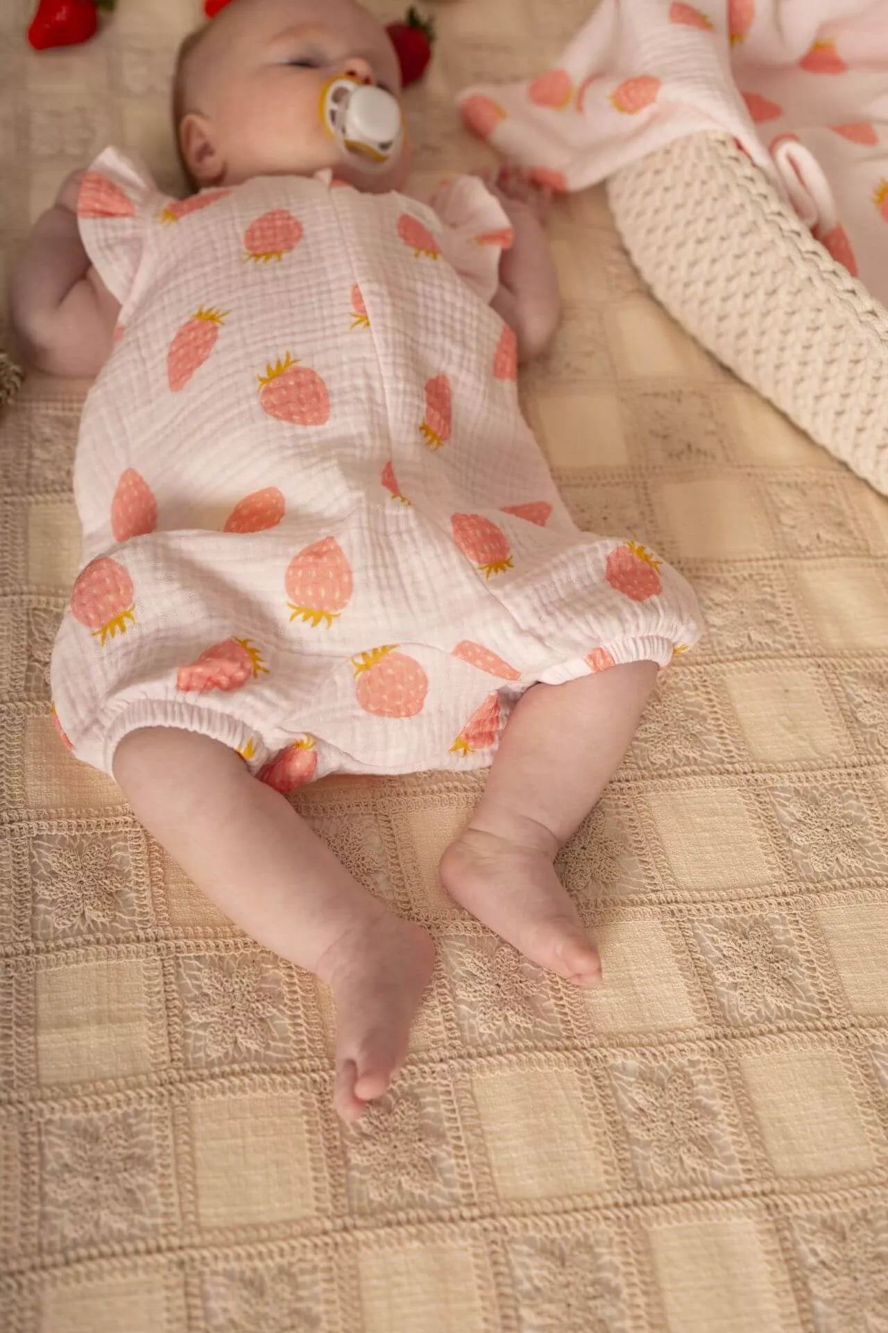 Tutina estiva in mussola frutti del sole - fragole, con volant 62 cm