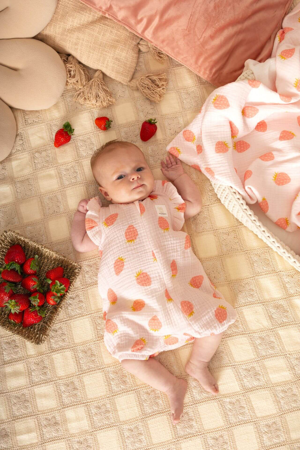 Tutina estiva in mussola frutti del sole - fragole, con volant 62 cm